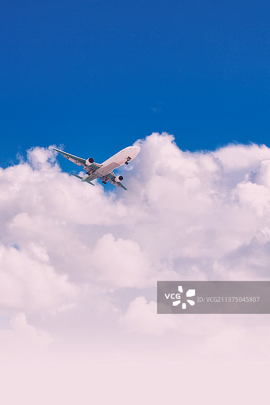 飞行中的飞机图片素材