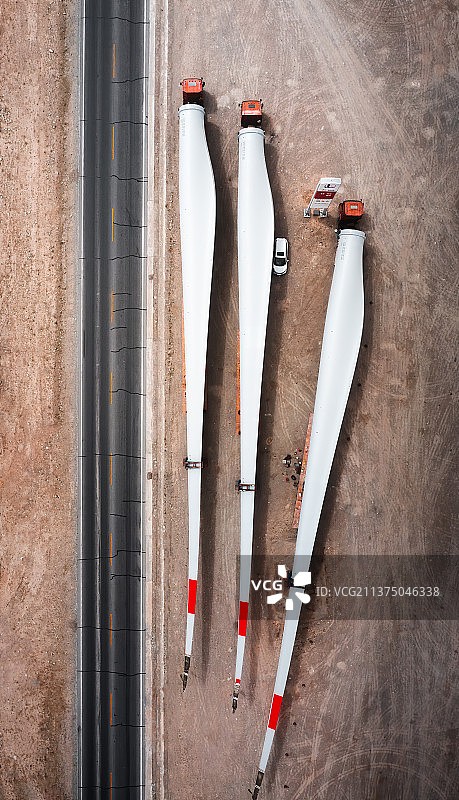 航拍青海柴达木盆地行驶的拉运风车叶片卡车图片素材