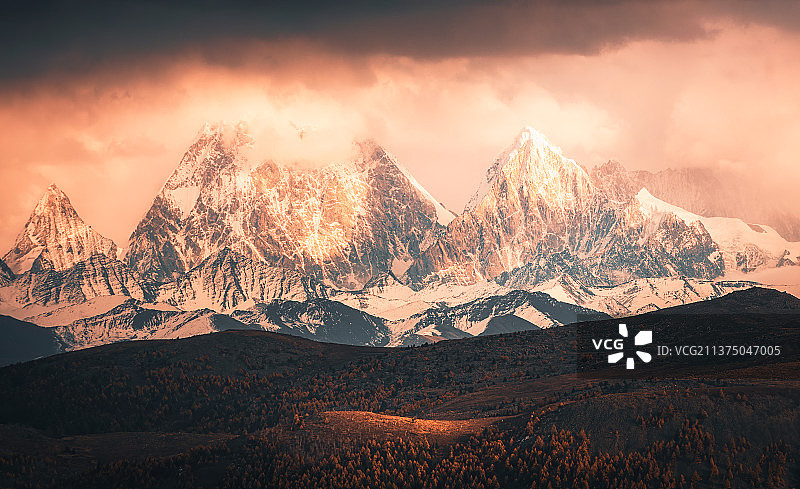 四川省甘孜州黑石城贡嘎雪山风光图片素材