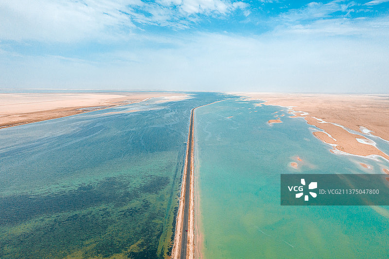 青海柴达木西台吉乃尔湖湖中公路航拍风光图片素材