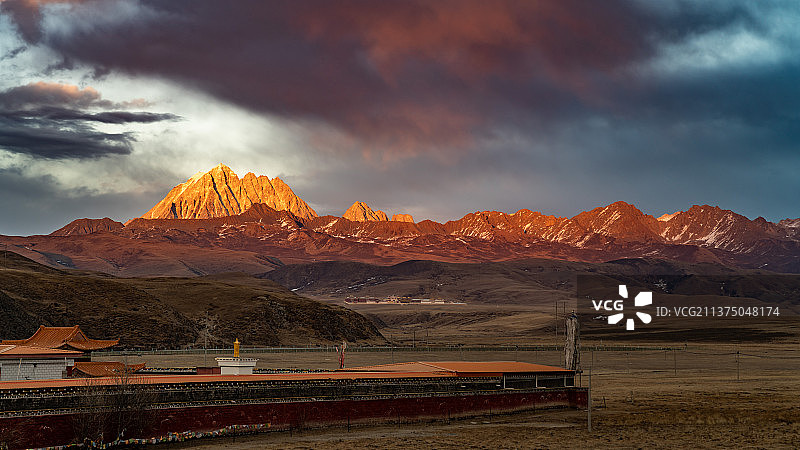 雅拉雪山的日照金山图片素材
