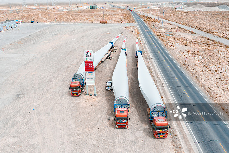 航拍青海柴达木盆地行驶的拉运风车叶片卡车图片素材