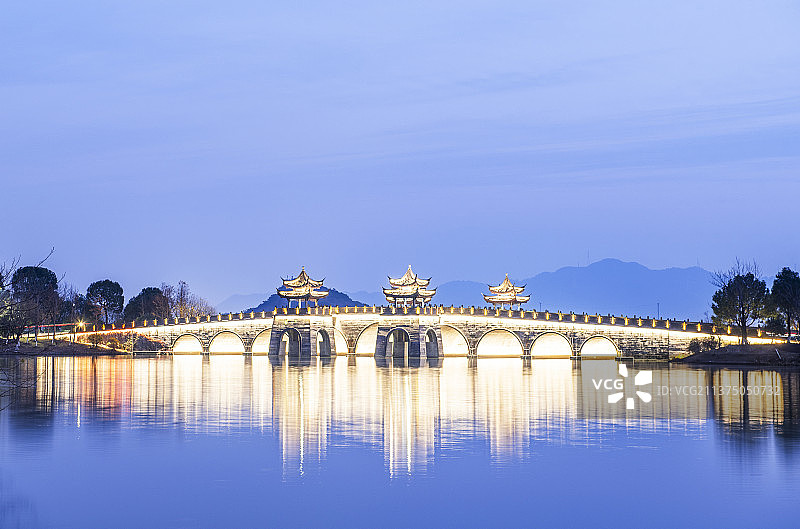 中国浙江省杭州萧山湘湖四亭桥夜景图片素材