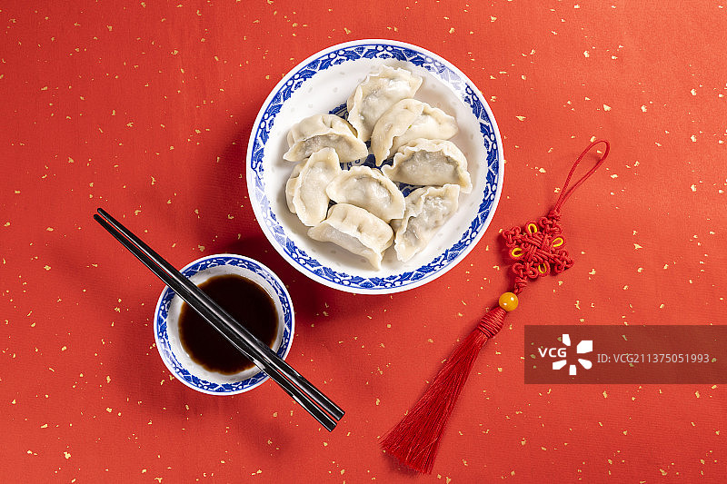 一盘水饺醋碟中国结摆放在桌面上特写图片素材