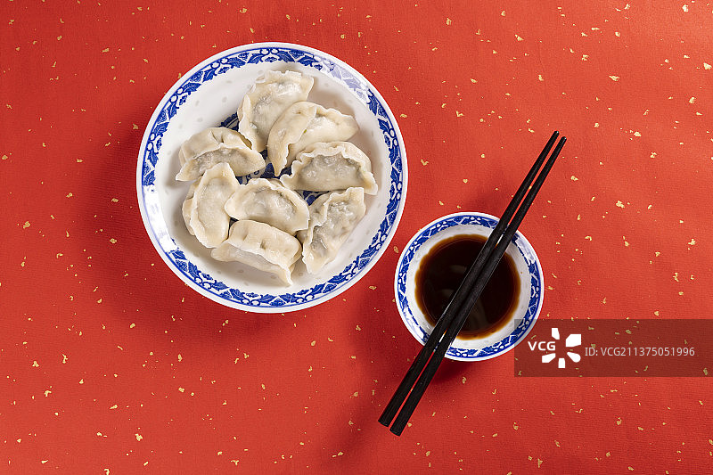 一盘水饺醋碟中国结摆放在桌面上特写图片素材