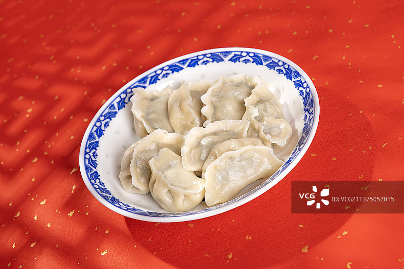 一盘水饺醋碟中国结摆放在桌面上特写图片素材