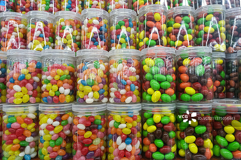 超市里的彩色糖果图片素材
