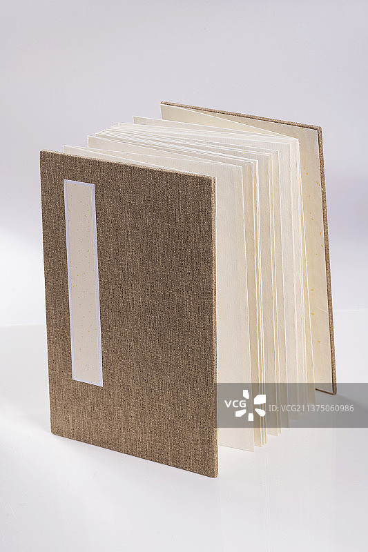 册页毛笔砚台摆放在桌面上图片素材