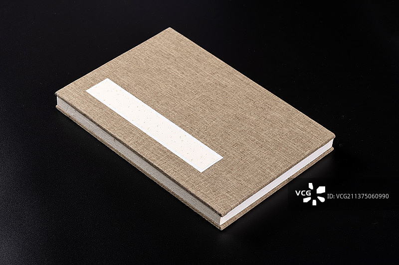 册页毛笔砚台摆放在桌面上图片素材