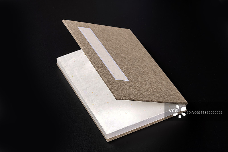 册页毛笔砚台摆放在桌面上图片素材