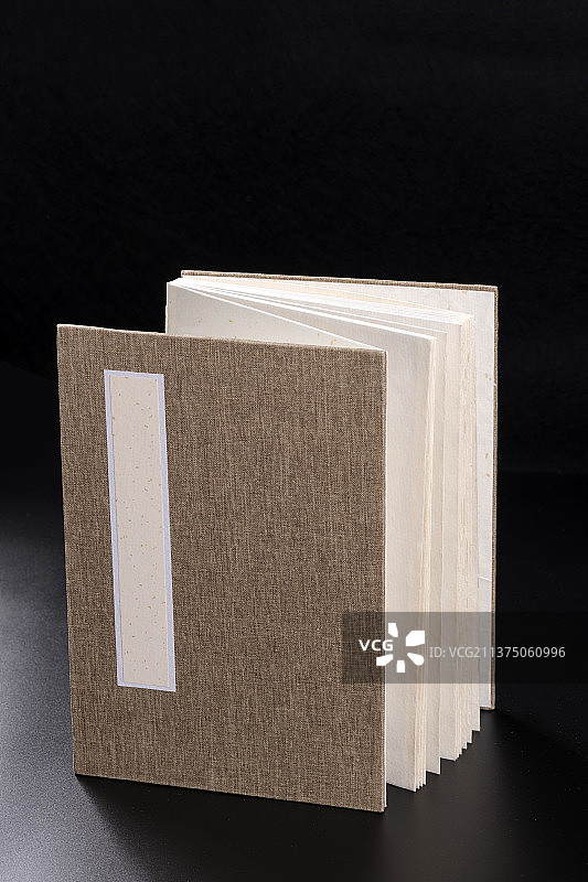 册页毛笔砚台摆放在桌面上图片素材