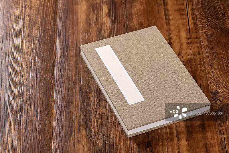 册页毛笔砚台摆放在桌面上图片素材