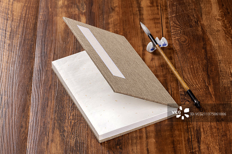 册页毛笔砚台摆放在桌面上图片素材