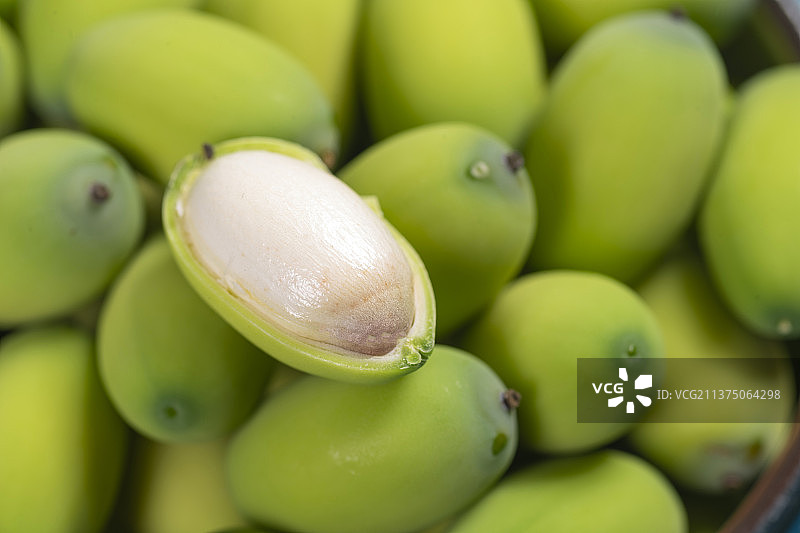 一盘莲子与莲蓬紫砂茶具茶水特写图片素材