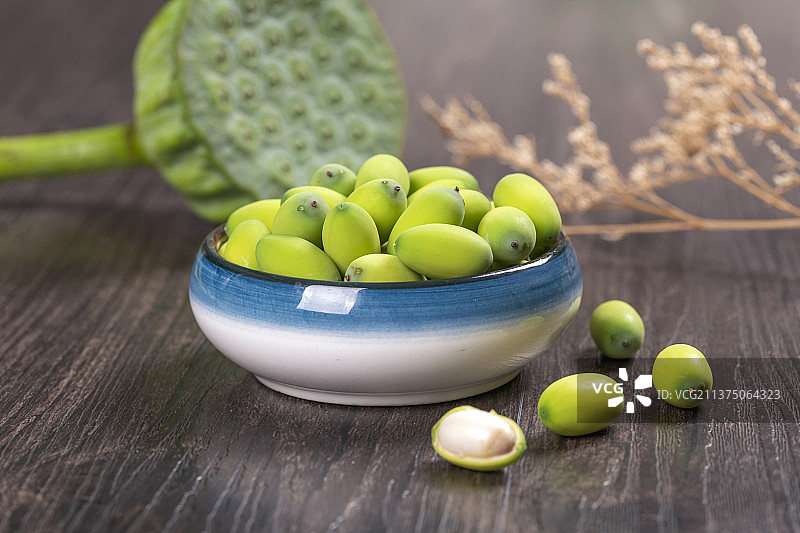 一盘莲子与莲蓬紫砂茶具茶水特写图片素材