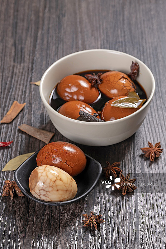 一盘茶叶蛋茶水香料摆放在黑色背景特写图片素材