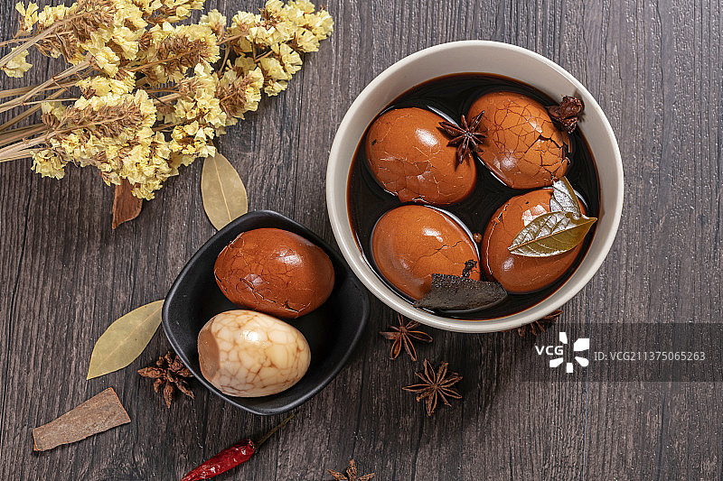 一盘茶叶蛋茶水香料摆放在黑色背景特写图片素材