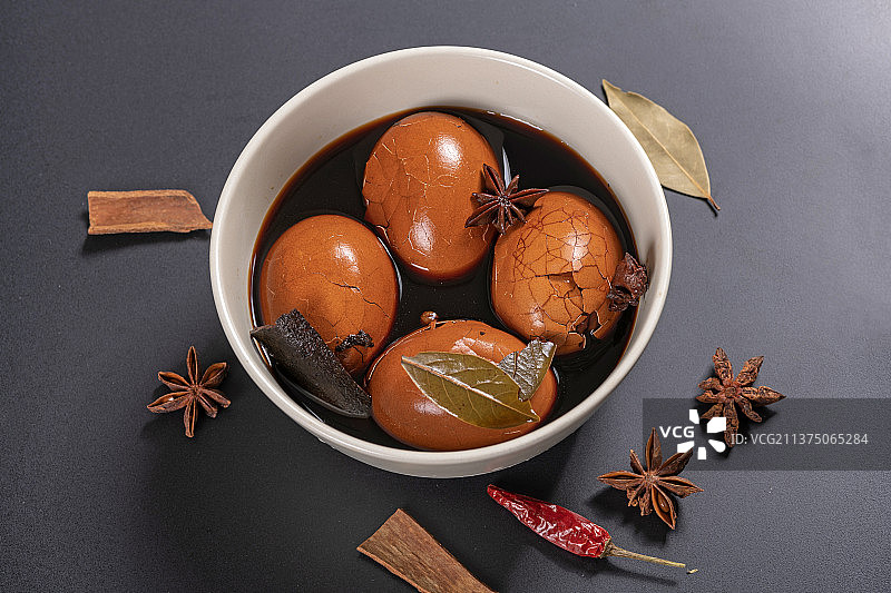 一盘茶叶蛋茶水香料摆放在黑色背景特写图片素材