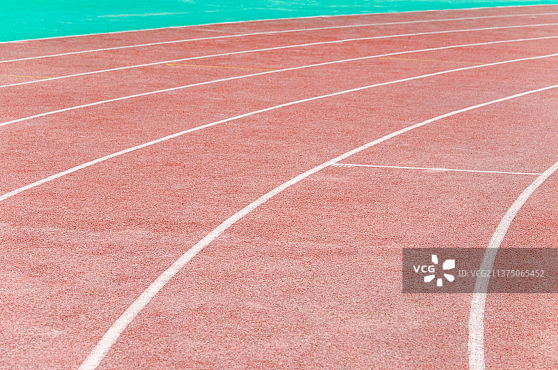 中国学校操场拍摄主题，红色塑胶跑道，户外无人图像摄影图片素材