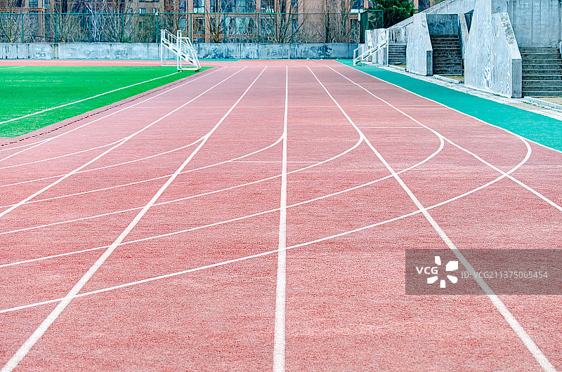 中国学校操场拍摄主题，红色塑胶跑道，户外无人图像摄影图片素材