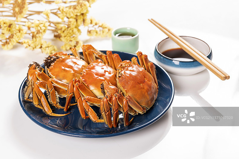 一盘大闸蟹河螃蟹与酒壶酒杯调料碟特写图片素材