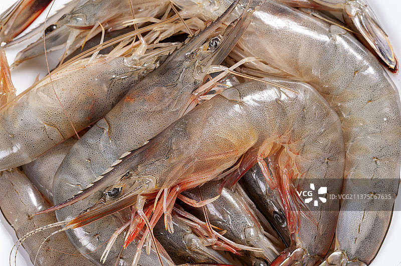 一盘鲜虾与刀叉调料摆放在桌面上特写图片素材