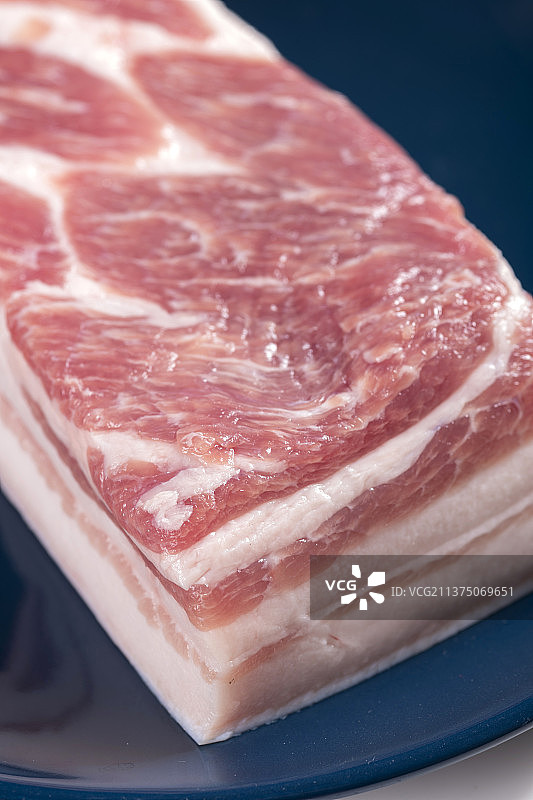 一盆猪肉五花肉与调料香料摆放在桌面上图片素材