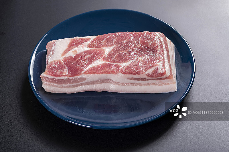 一盆猪肉五花肉与调料香料摆放在桌面上图片素材