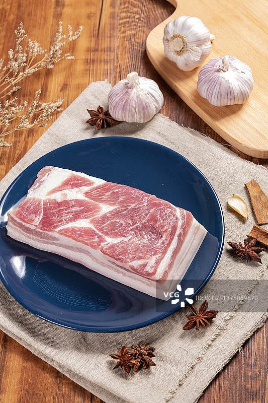 一盆猪肉五花肉与调料香料摆放在桌面上图片素材