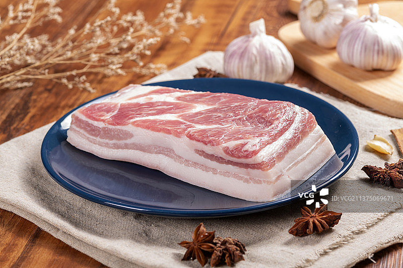 一盆猪肉五花肉与调料香料摆放在桌面上图片素材