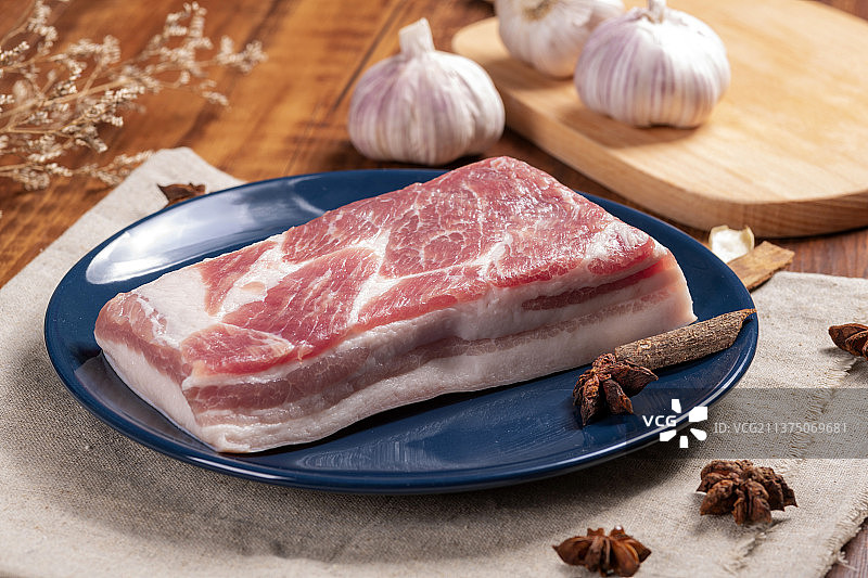一盆猪肉五花肉与调料香料摆放在桌面上图片素材