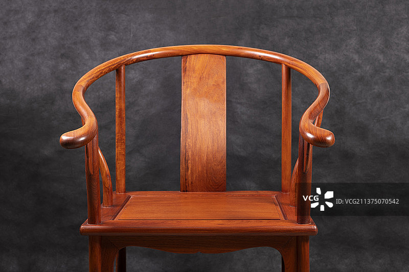 中国传统古典家具圈椅特写黑色背景图片素材