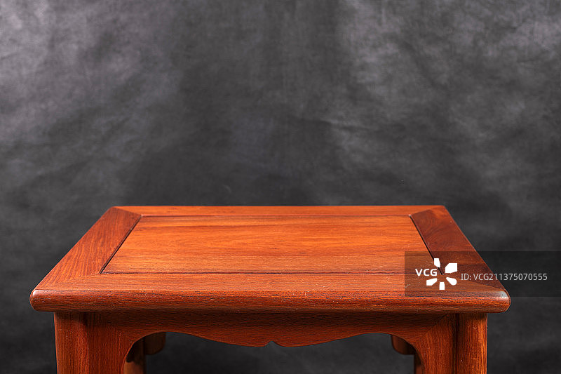 中国传统古典家具圈椅特写黑色背景图片素材