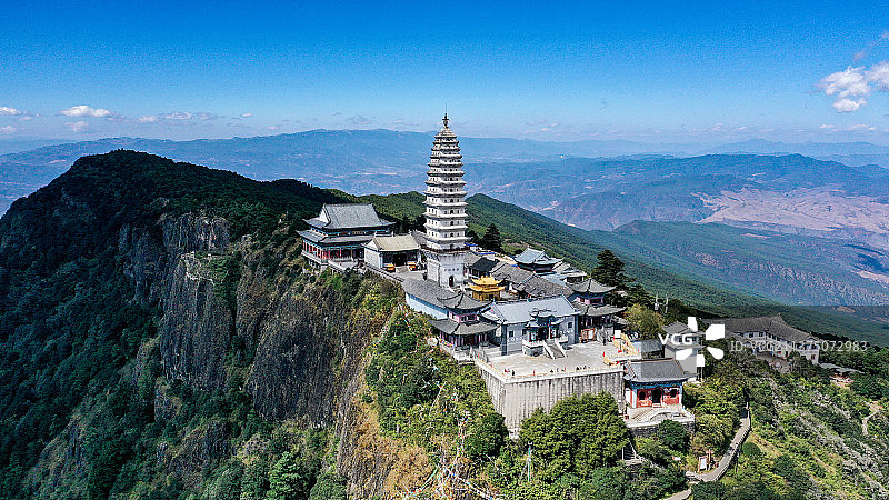 空中视角的鸡足山金顶寺图片素材