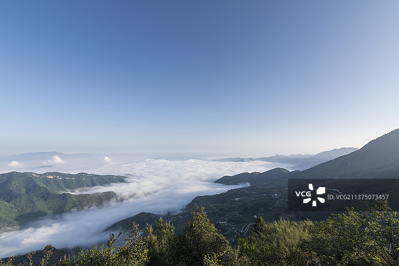 夏日早晨重庆綦江区黑山谷云海图片素材