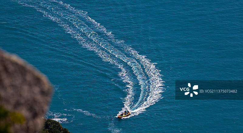 小艇靠岸图片素材