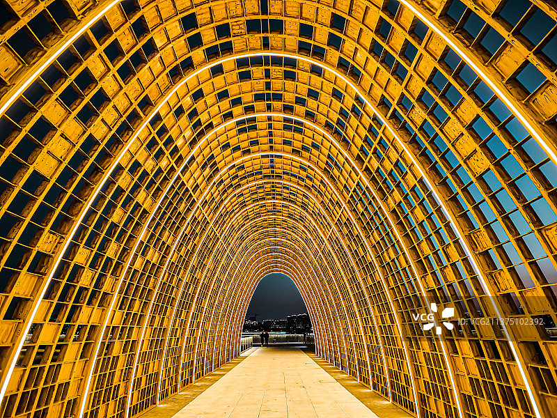 光影通道～拍摄于上海之鱼图片素材