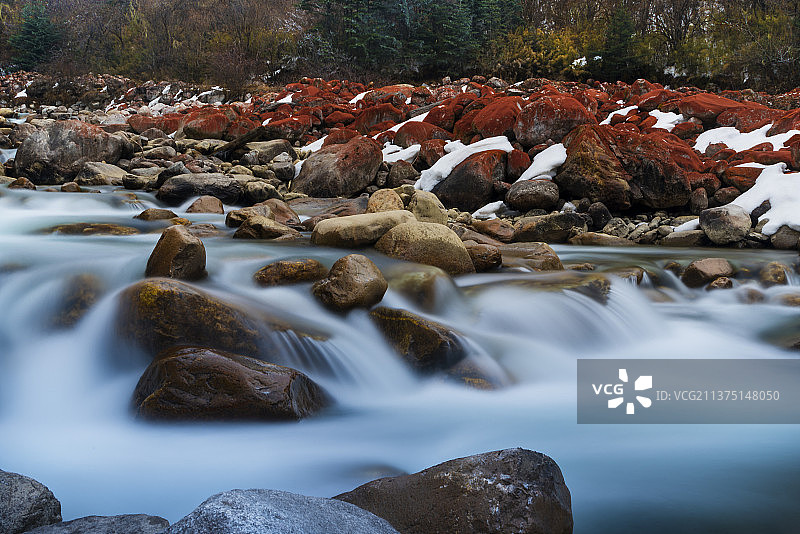 溪水流过红石滩图片素材