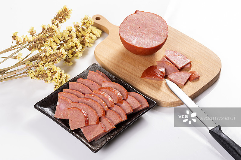 一盘松仁小肚切片与酒壶酒杯特写图片素材