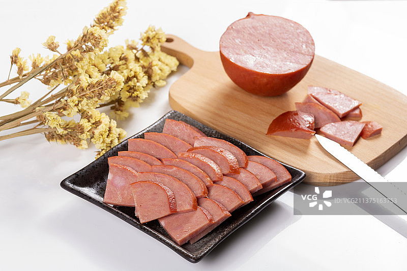 一盘松仁小肚切片与酒壶酒杯特写图片素材