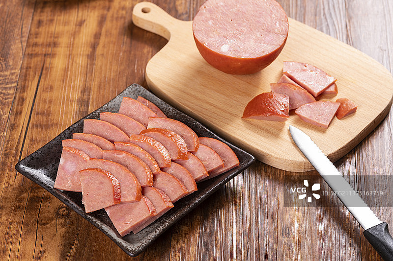 一盘松仁小肚切片与酒壶酒杯特写图片素材