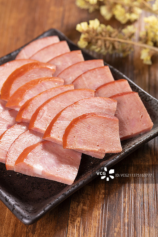 一盘松仁小肚切片与酒壶酒杯特写图片素材