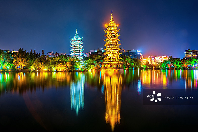 中国广西桂林日月双塔夜景风光图片素材