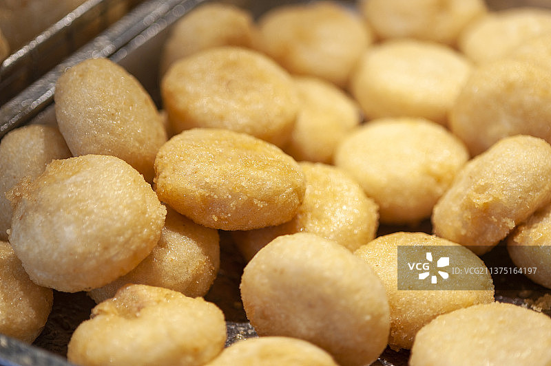 正在油炸炸制的天津小吃炸糕特写图片素材