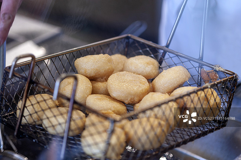 正在油炸炸制的天津小吃炸糕特写图片素材