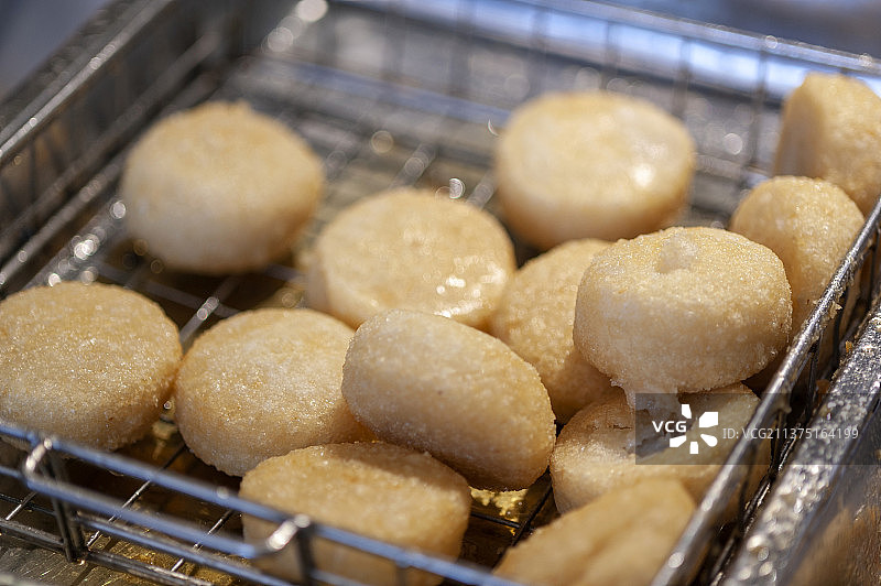 正在油炸炸制的天津小吃炸糕特写图片素材