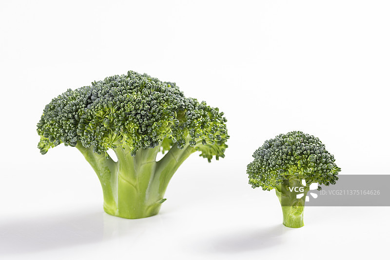 一盘西蓝花与大蒜摆放在桌面上特写图片素材