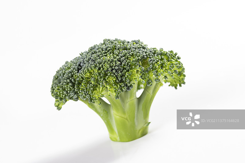 一盘西蓝花与大蒜摆放在桌面上特写图片素材