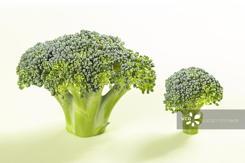 一盘西蓝花与大蒜摆放在桌面上特写图片素材