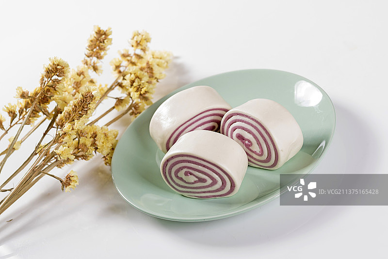 一盘紫米花卷特写图片素材